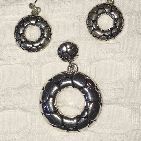 This is a set of earrings with a medallion. - Picture 4 of 6